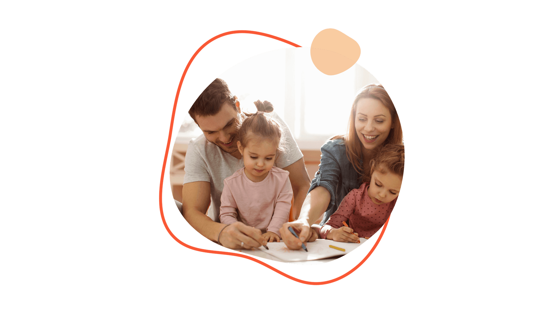 Eine vierköpfige Familie sitzt fröhlich beisammen an einem Tisch, zwei Kinder zwischen zwei Erwachsenen.