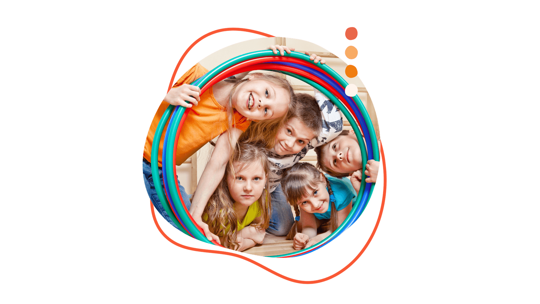 Fünf lächelnde Kinder halten bunte Reifen und blicken in die Kamera.